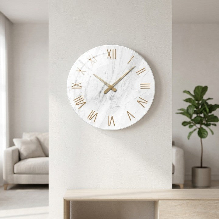 Horloge Murale Design Verre Trempé Effet Marbre, Chiffres Romains Dorés et Silencieuse – Marbreo