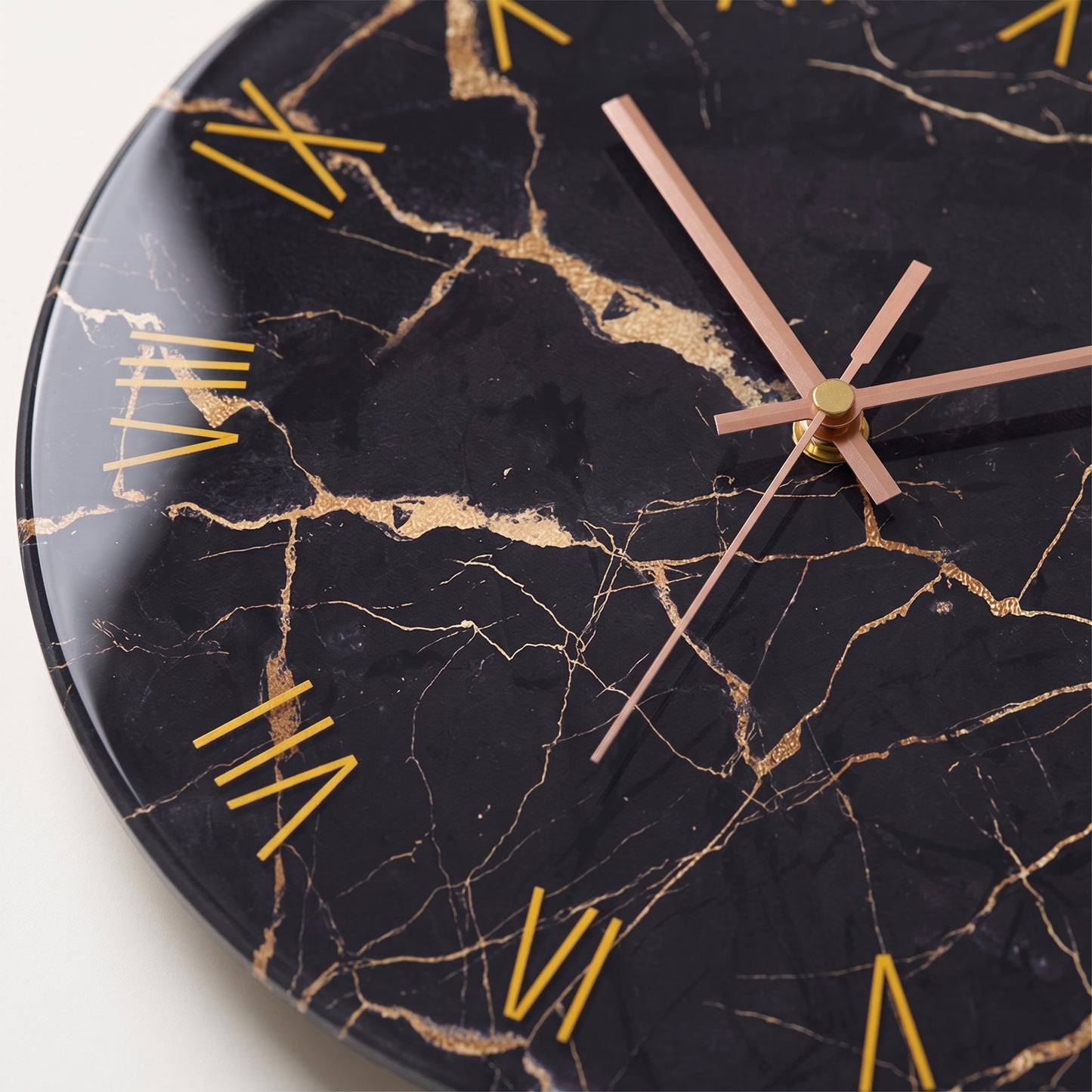 Horloge Murale Design en Verre Trempé Effet Marbre Noir et Or, Silencieuse et Raffinée – Marnova