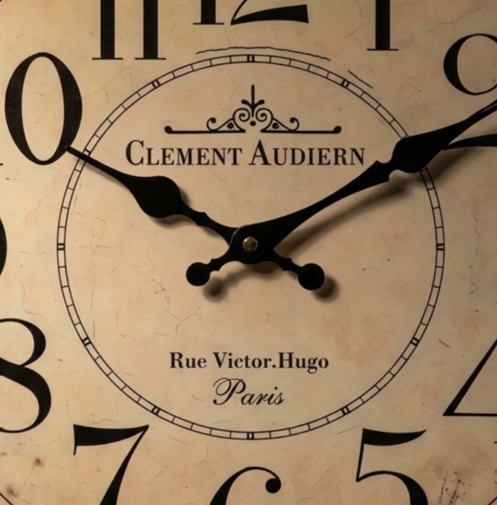 Horloge murale vintage en bois au style rétro français, silencieuse et analogique – Audierne