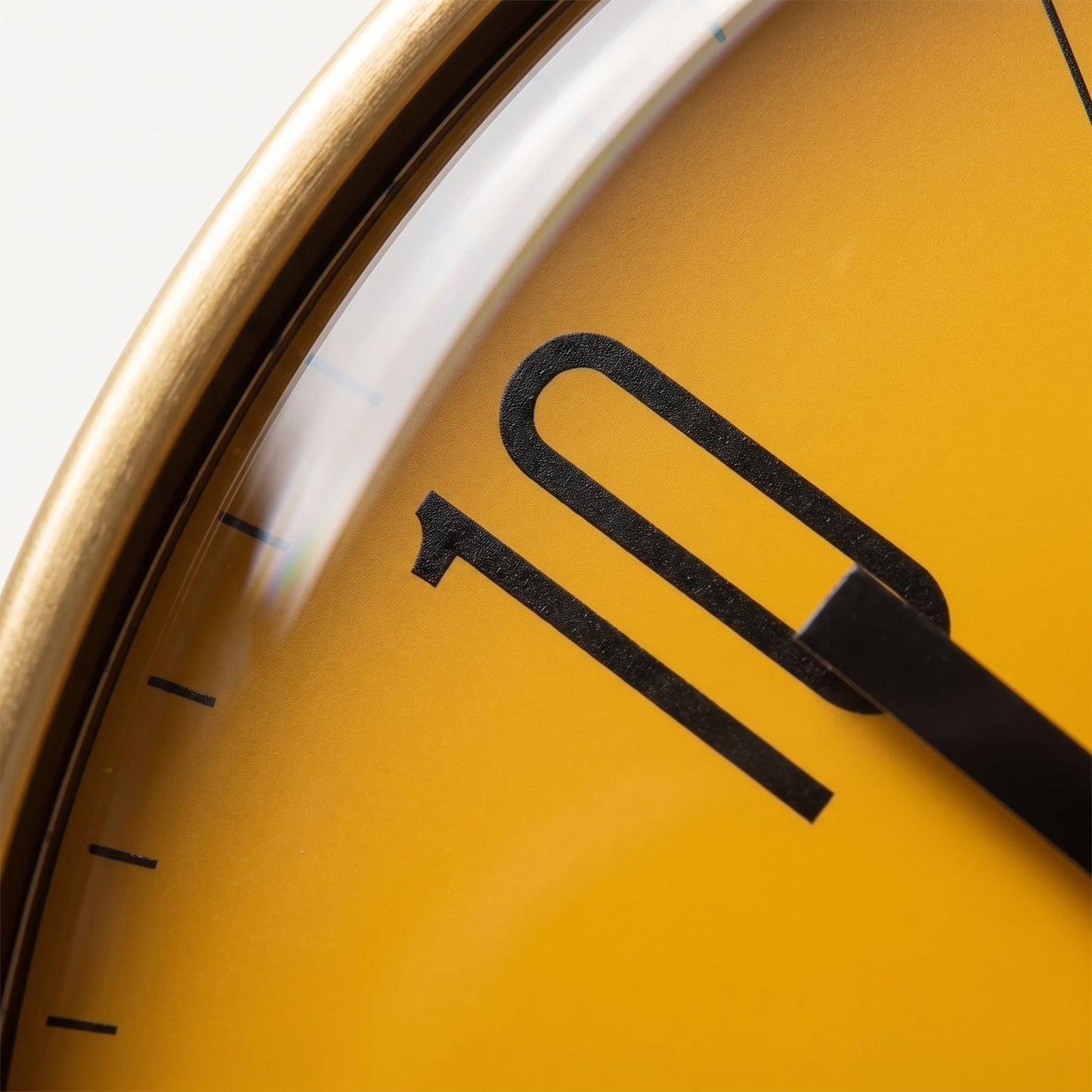 Horloge Murale Design Moderne en Verre et Cristal, Silencieuse et Raffinée – Solara
