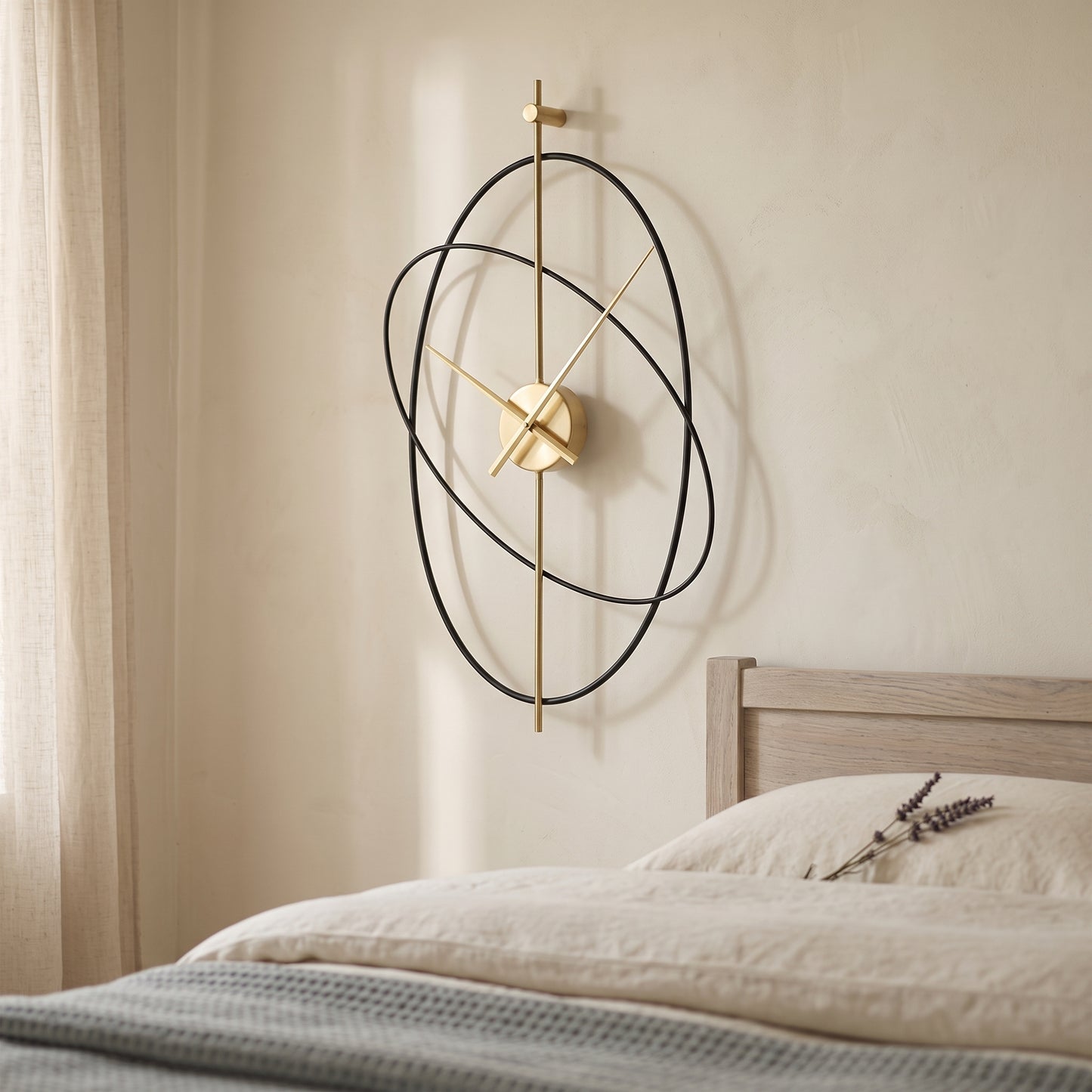 Pendule Murale Design Ovale en Métal, Silencieuse et Minimaliste – Ovalo
