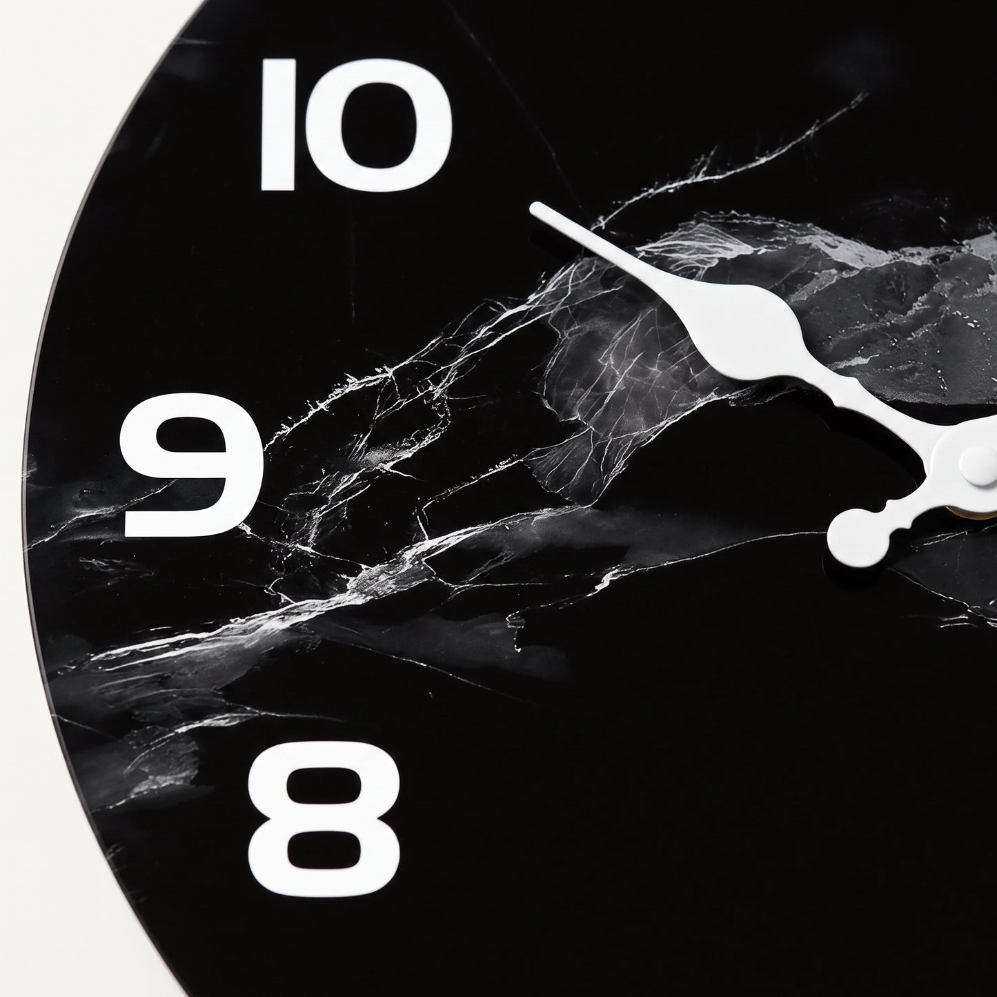 Horloge Murale Design en Bois Effet Marbre Noir, Silencieuse et Épurée – Onyxa