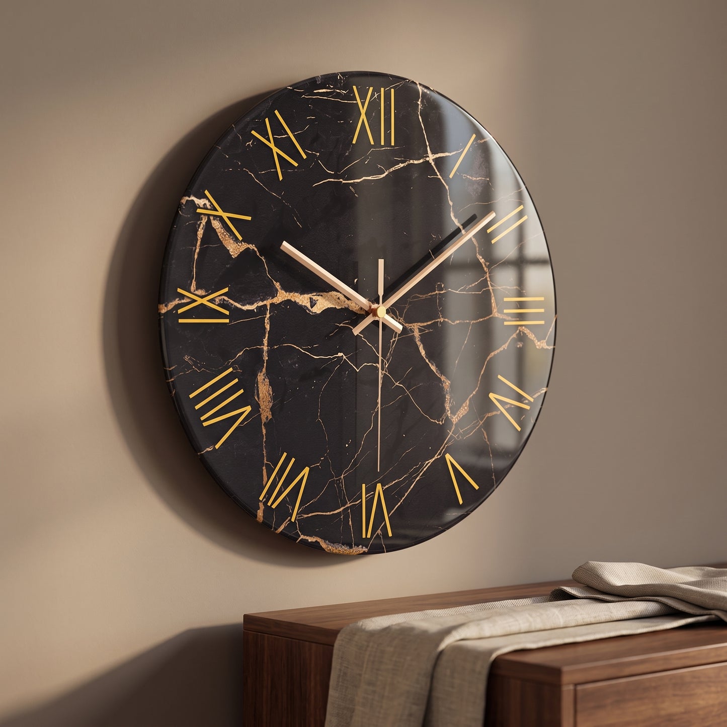 Horloge Murale Design en Verre Trempé Effet Marbre Noir et Or, Silencieuse et Raffinée – Marnova