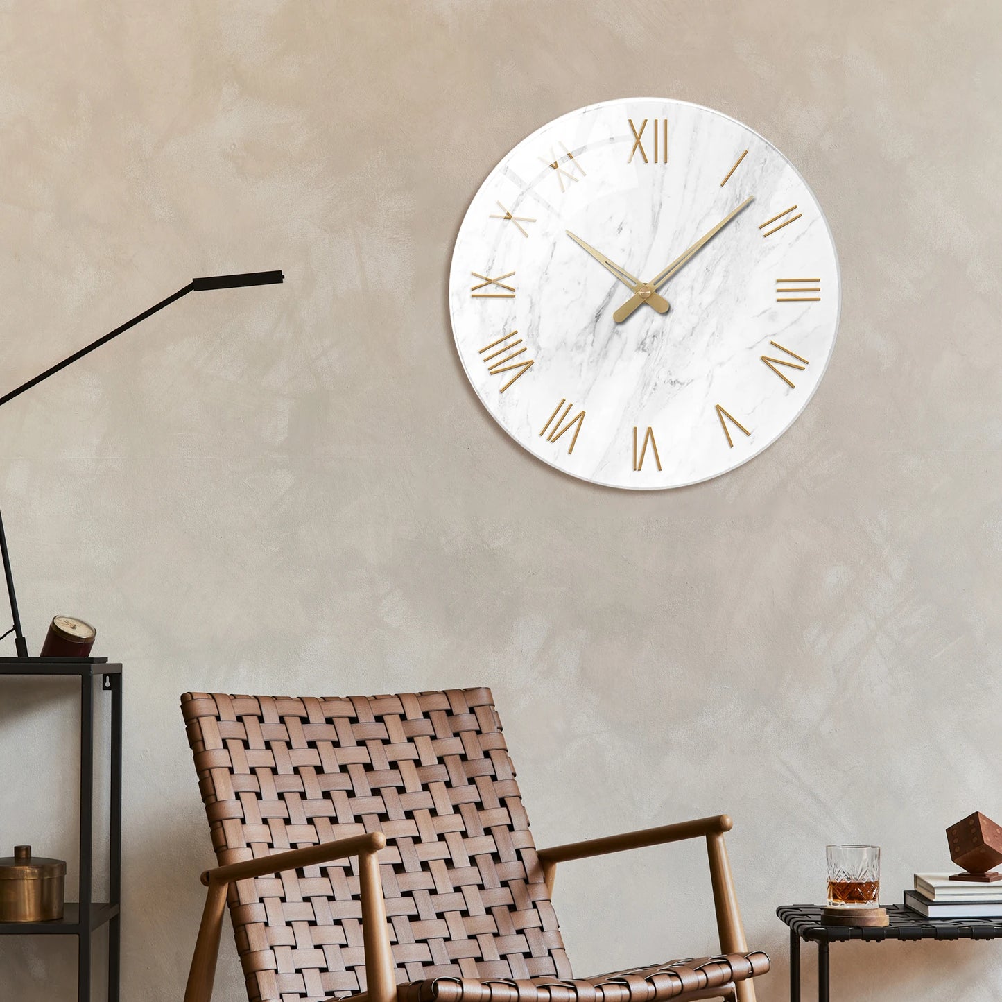 Horloge Murale Design Verre Trempé Effet Marbre, Chiffres Romains Dorés et Silencieuse – Marbreo