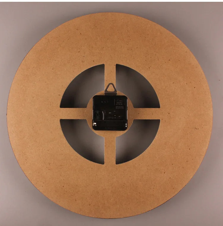 Horloge murale vintage rétro ajourée en bois MDF, silencieuse et décorative – Crossa