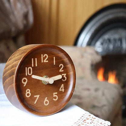 Horloge à Poser en Bois Massif au Format Compact, Silencieuse et Précise – Pinea