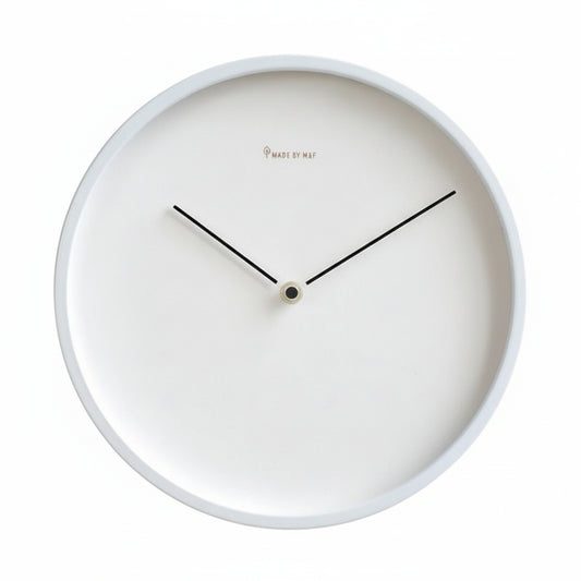 Horloge murale design minimaliste en métal blanc, analogique et silencieuse – Nordis
