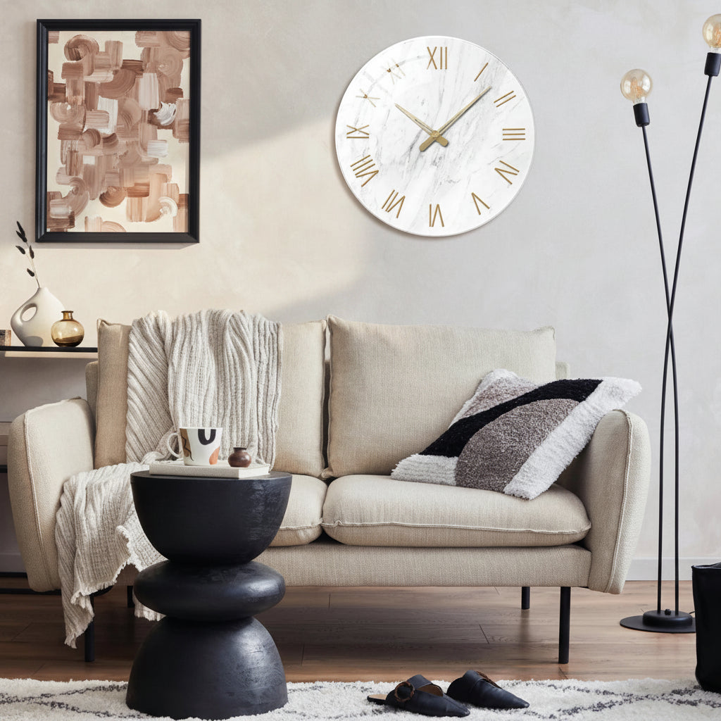 Horloge Murale Design Verre Trempé Effet Marbre, Chiffres Romains Dorés et Silencieuse – Marbreo