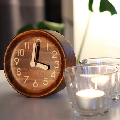 Horloge à Poser en Bois Massif au Format Compact, Silencieuse et Précise – Pinea